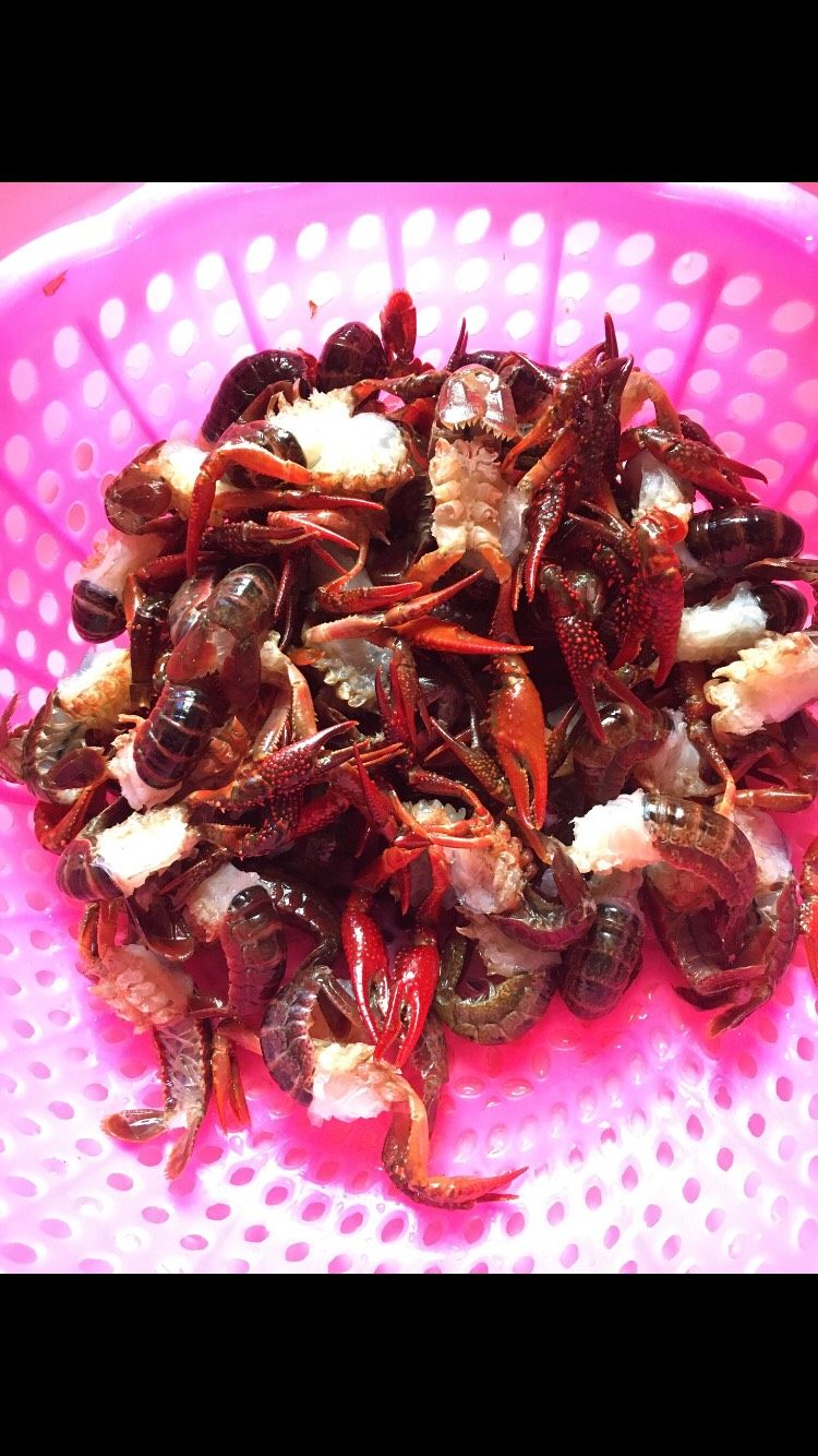 麻辣小龙虾,小<a style='color:red;display:inline-block;' href='/shicai/ 292'>龙虾</a>去虾尾,虾头,虾腮,小虾脚,用刷子刷干净,沥干水备用!小主刷了2次,洗了一次额!