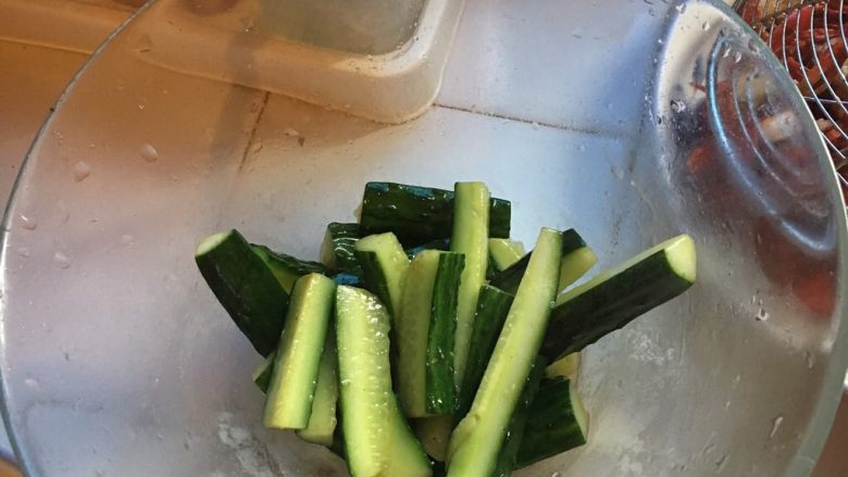 麻辣小龙虾,锅里放少许油,烧热放黄瓜条翻炒40秒,放入盘底