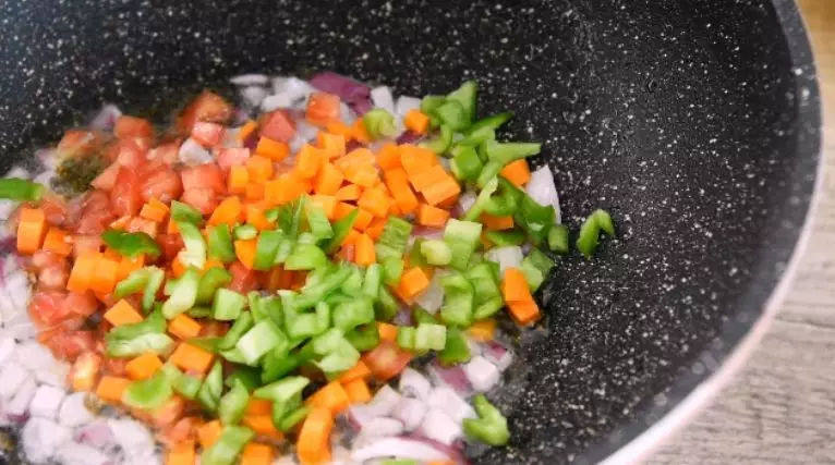 世界杯西班牙特色炒鸡蛋,不同吃法,很不错哦!,再将其余蔬菜丁放入锅中翻炒