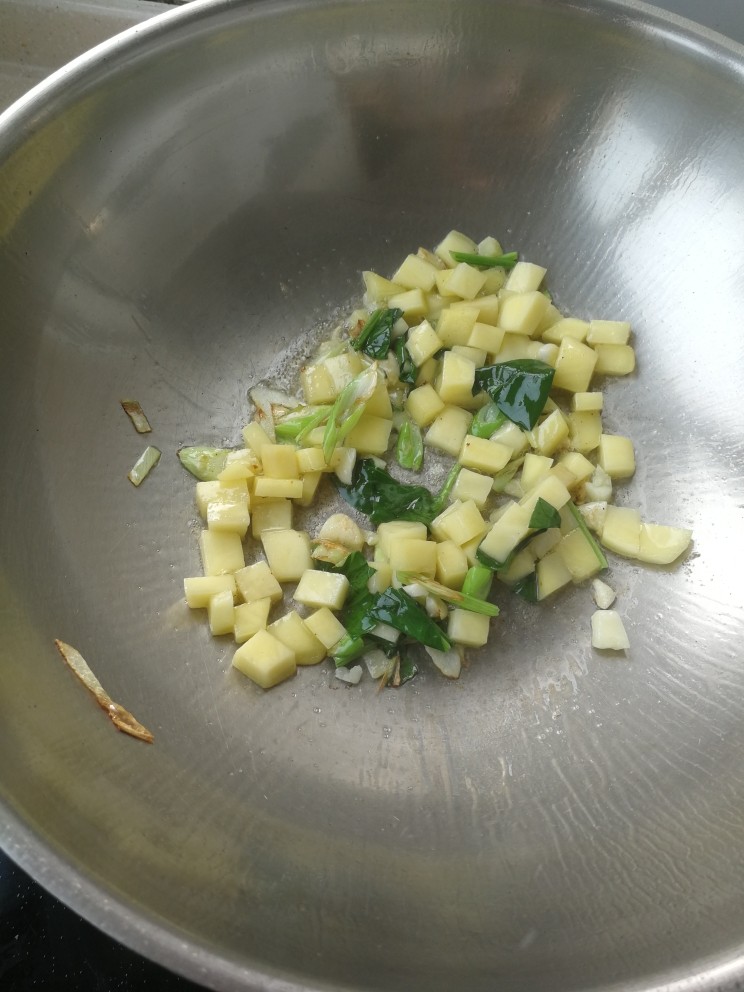 胡萝卜汁面皮儿汤#宝宝辅食#,锅里放入花生油爆香葱蒜，然后放入土豆翻炒