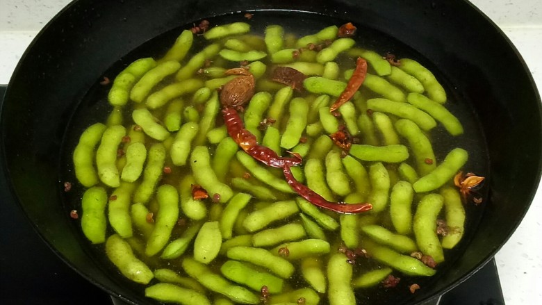 煮五香毛豆,减去两头,便于入味,放入上述调料。