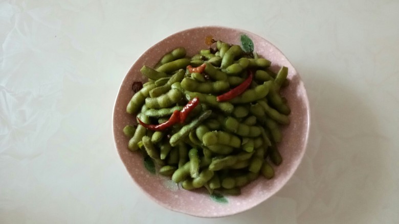 煮五香毛豆,大火煮开转中火煮15分钟,焖10分钟,盛入盘中。