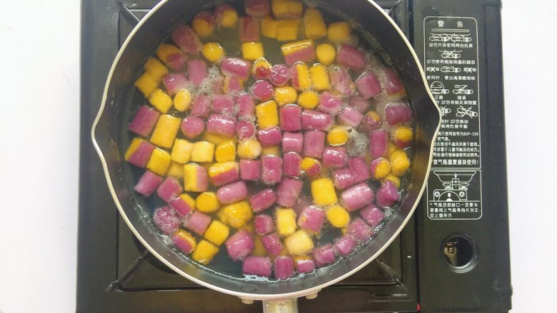 夏日甜品,大火煮开,小火再煮至芋圆全部飘起来