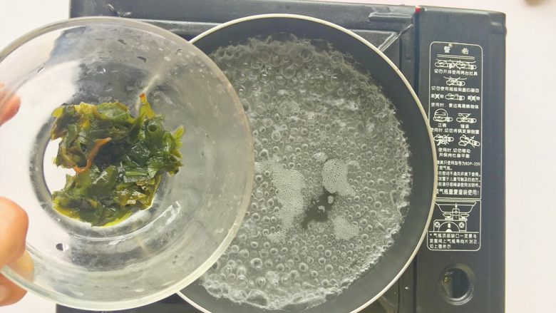 裙带菜肉沫汤,起锅做水,水开倒入裙带菜