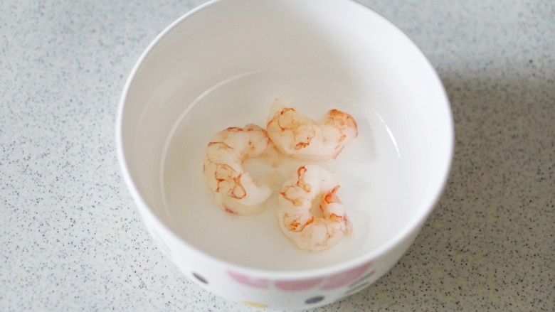 虾仁牛肉秋葵番茄芝心饼8M+,将虾仁洗净备用