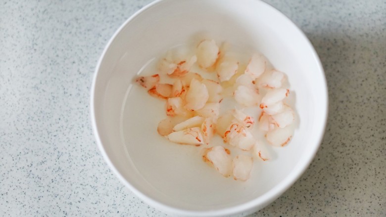 虾仁牛肉秋葵番茄芝心饼8M+,虾仁切片放入碗中