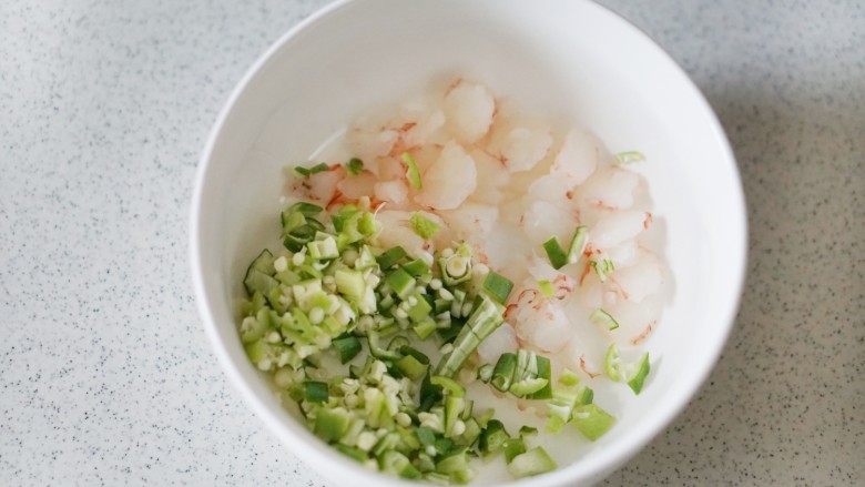 虾仁牛肉秋葵番茄芝心饼8M+,<a style='color:red;display:inline-block;' href='/shicai/ 70'>秋葵</a>切丁放入碗中