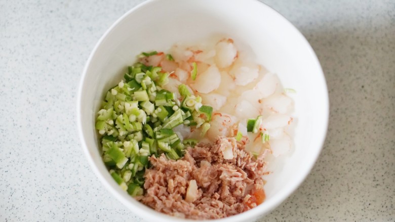 虾仁牛肉秋葵番茄芝心饼8M+,牛肉切碎放入碗中
