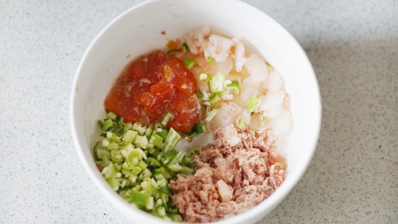 虾仁牛肉秋葵番茄芝心饼8M+,<a style='color:red;display:inline-block;' href='/shicai/ 59'>番茄</a>剁烂放入碗中
