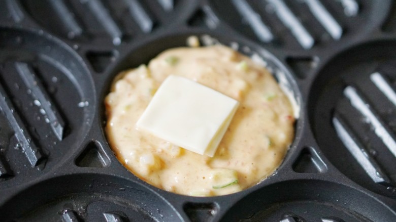 虾仁牛肉秋葵番茄芝心饼8M+,用勺子舀一勺面糊铺平，放入2-3片奶酪继续舀一勺面糊均匀盖在奶酪上