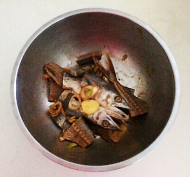 下饭神器 香煎咸鲅鱼,调匀