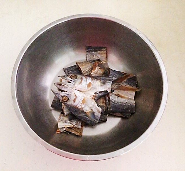 下饭神器 香煎咸鲅鱼,把切好的鲅鱼放入盆中