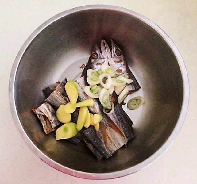 下饭神器 香煎咸鲅鱼,加入葱花和姜片