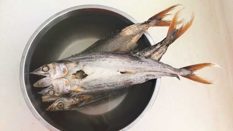下饭神器 香煎咸鲅鱼,加入冷水,水量没过鲅鱼,泡发3个小时