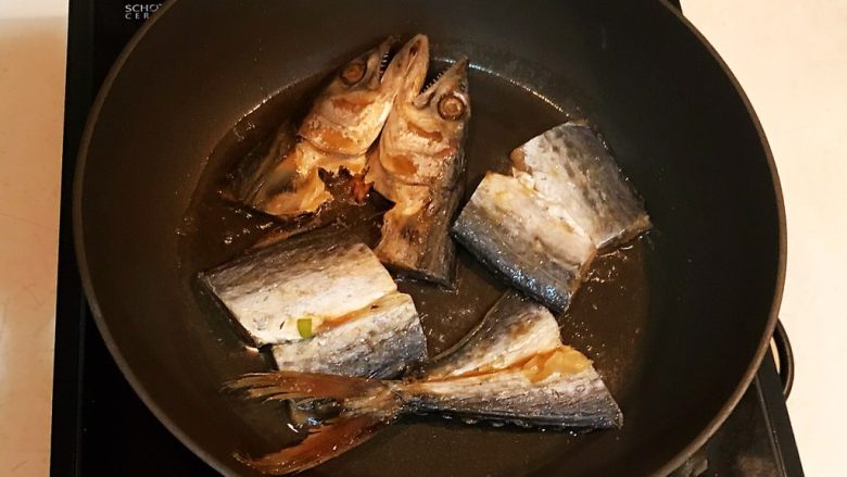 下饭神器 香煎咸鲅鱼,加入咸鲅鱼,温火煎制,煎至一面金黄就翻面