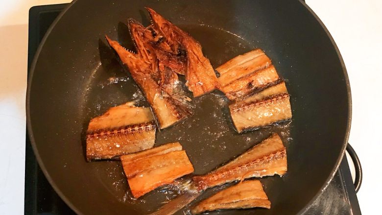 下饭神器 香煎咸鲅鱼,煎至两面金黄即可