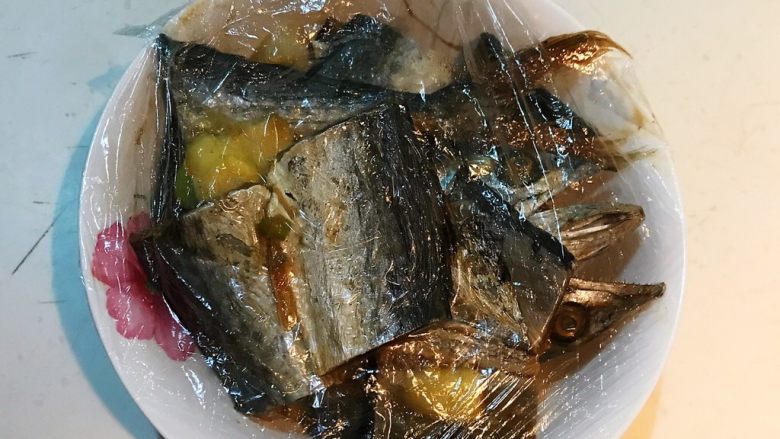 下饭神器 香煎咸鲅鱼,放入盘中,盖上保鲜膜,静止入味30分钟