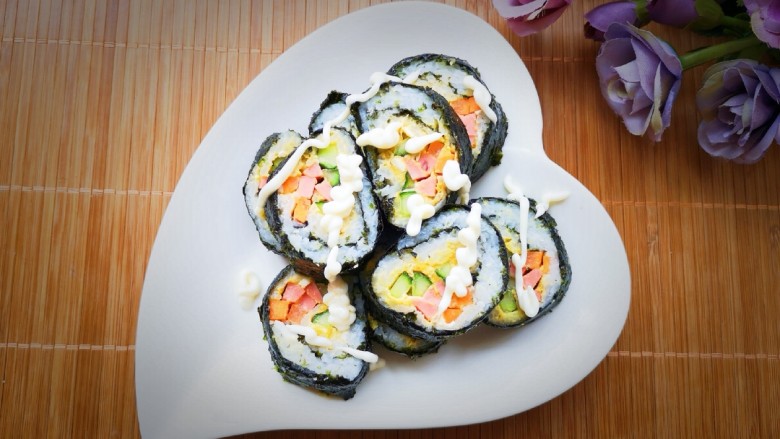 咸鸭蛋紫菜包饭,吃时可挤上一点<a style='color:red;display:inline-block;' href='/shicai/ 4856'>沙拉酱</a>,味道棒棒哒!