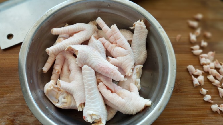 家常肉蟹煲,<a style='color:red;display:inline-block;' href='/shicai/ 89'>鸡爪</a>去掉指尖,剁成两段