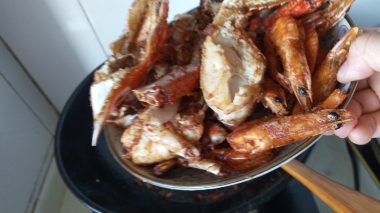 家常肉蟹煲,放入螃蟹,虾翻炒均匀