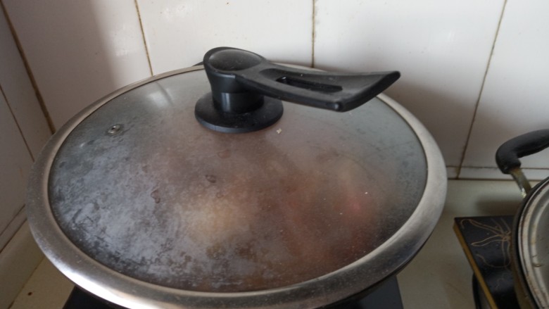 家常肉蟹煲,盖上锅盖小火收浓汤汁,
