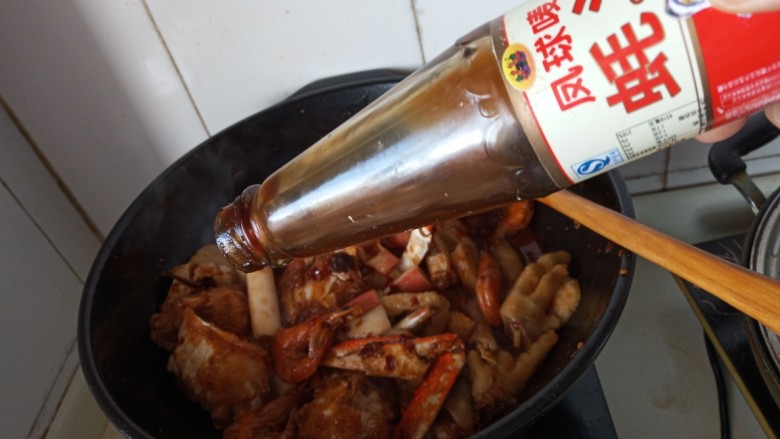 家常肉蟹煲,关火,放入<a style='color:red;display:inline-block;' href='/shicai/ 721'>蚝油</a>翻炒均匀即可