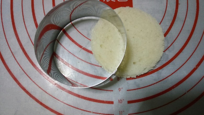 萌兔三明治,取其中一片土司,压出兔子的两只耳朵。