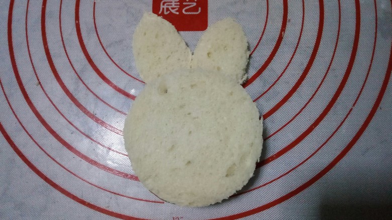 萌兔三明治,再取一片土司盖上,放上两只耳朵。