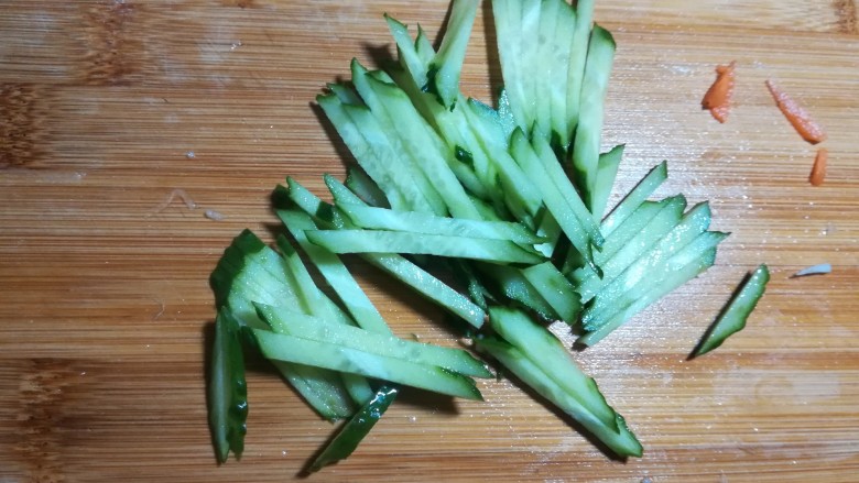 凉拌白萝卜丝,<a style='color:red;display:inline-block;' href='/shicai/ 54'>黄瓜</a>也切成丝,喜欢的可以多放一点。