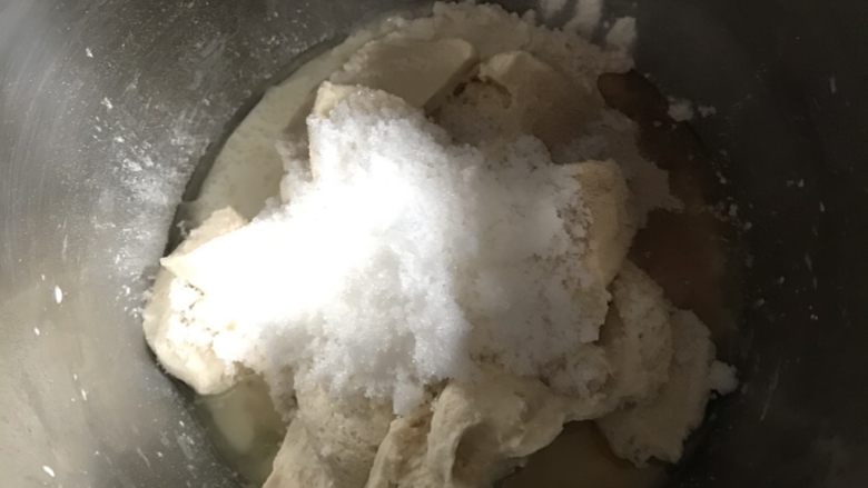 中种蜜豆吐司（玉米油板）
,把主面团所有食材和切小块的种面团一起放入厨师机桶里。