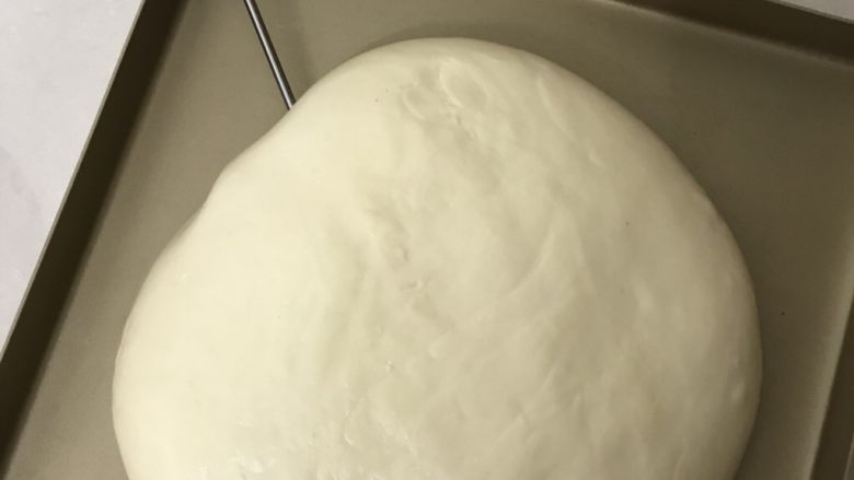 中种蜜豆吐司(玉米油板)
,拿出来收口放入金盘,夏天注意面团温度,盖上保鲜膜松弛30分钟。