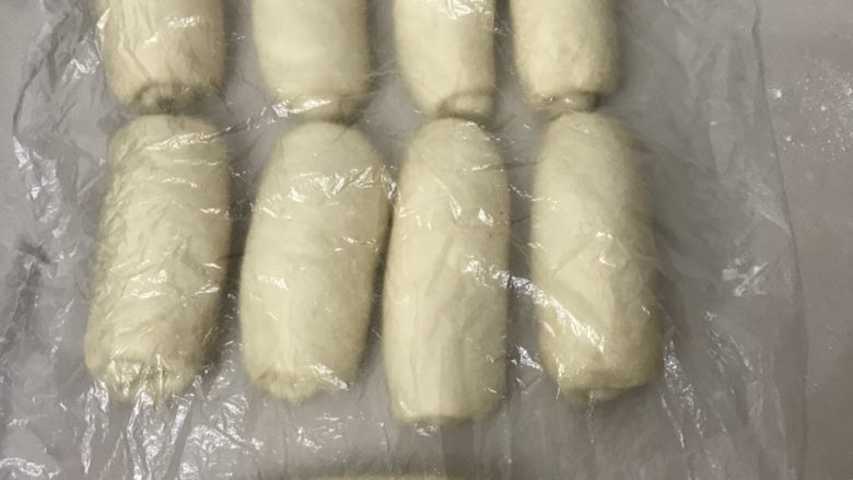 中种蜜豆吐司(玉米油板)
,整理成小长方形,自上而下卷起,盖上保鲜膜松弛15分钟。