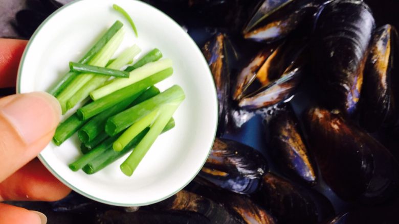 酒香淡菜,撇去浮末,放入葱段