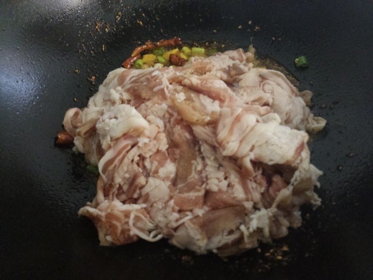 羊肉炒香菜,然后放入羊肉炒。