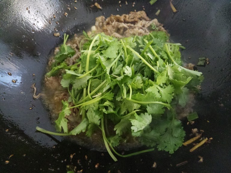 羊肉炒香菜,接着放入香菜，继续炒。