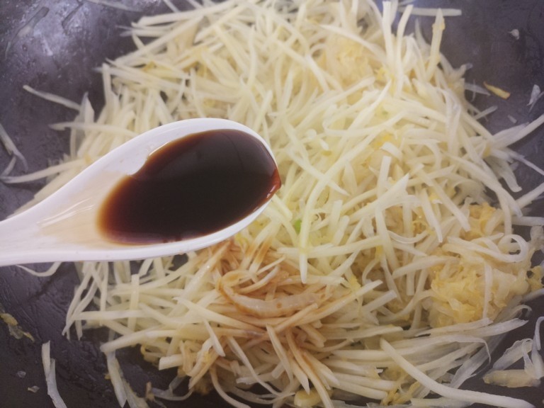 家常酸菜炒土豆丝,然后加一勺生抽