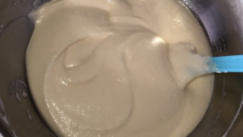 原味蛋糕卷,翻拌均匀