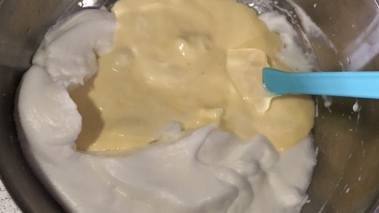 原味蛋糕卷,拌匀后倒回倒回蛋白霜中
