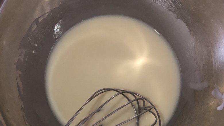 原味蛋糕卷,隔温水搅至乳化