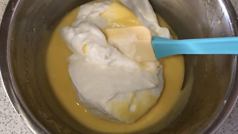 原味蛋糕卷,取1/3蛋白霜拌入蛋黄糊,翻拌手法切勿画圈搅拌