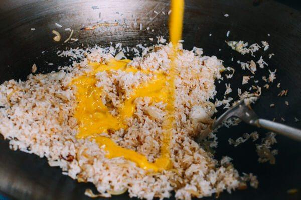 虾仁炒饭,<a style='color:red;display:inline-block;' href='/shicai/ 9'>鸡蛋</a>打好,把蛋液加入锅里,快速混合搅拌,这样蛋液可以沾到每一粒米饭。