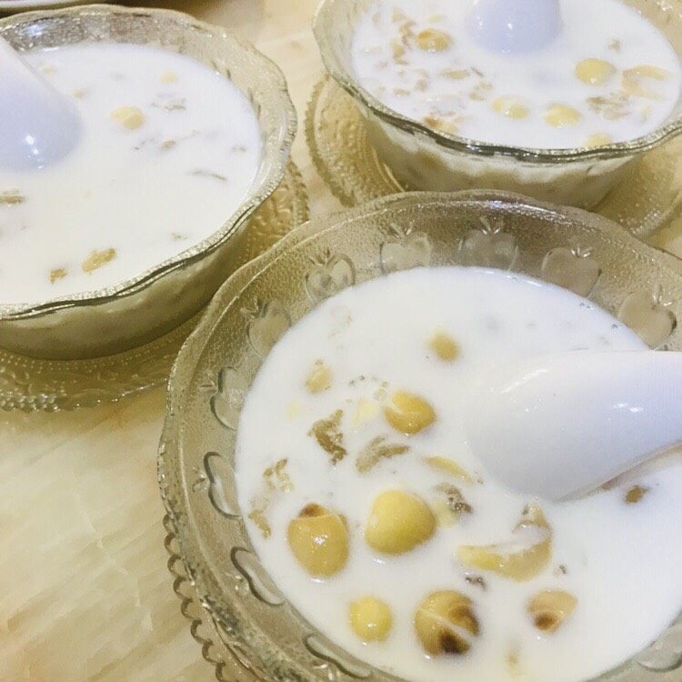 牛奶莲子冰糖炖雪蛤,要尝一碗吗？😬