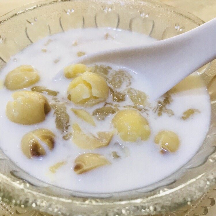 牛奶莲子冰糖炖雪蛤,美味养颜的甜品多好了
