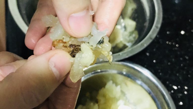 牛奶莲子冰糖炖雪蛤,6小时后泡开，用手把黑色的杂物去掉，再加入冷水放入泡，冰箱保鲜层