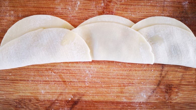 玫瑰花饺,馅料放好后,将饺子皮折回(如图)