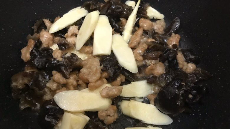 毛毛菜木耳鞭笋肉沫汤,加入鞭笋,翻炒30秒