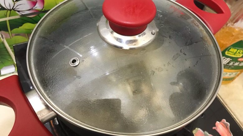 毛毛菜木耳鞭笋肉沫汤,烧开水之后转小火,盖上锅盖,煮7.8分钟