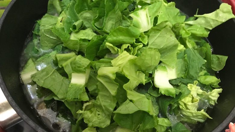 毛毛菜木耳鞭笋肉沫汤,7.8分钟后,加入毛毛菜