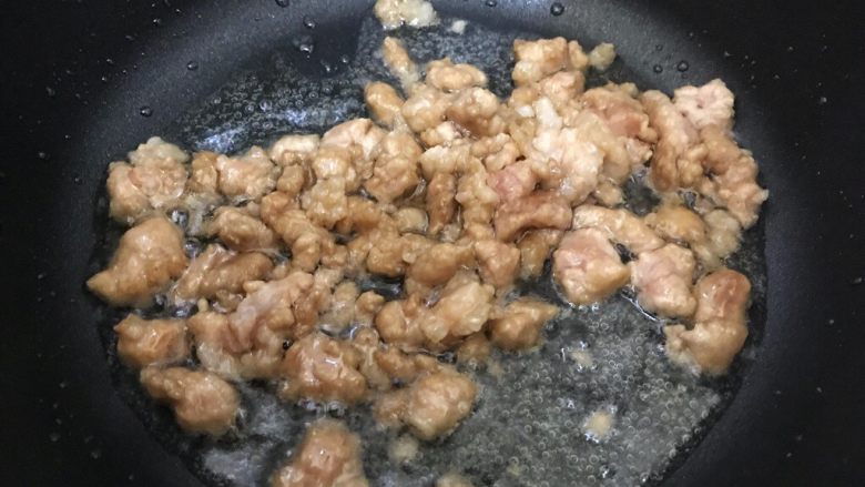 毛毛菜木耳鞭笋肉沫汤,待锅内油七分热时,下肉沫,翻炒至肉沫变色