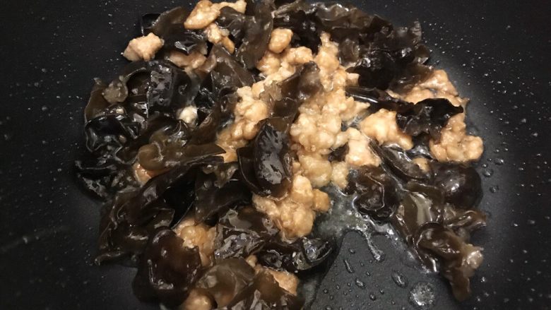 毛毛菜木耳鞭笋肉沫汤,加入黑木耳,翻炒30秒
